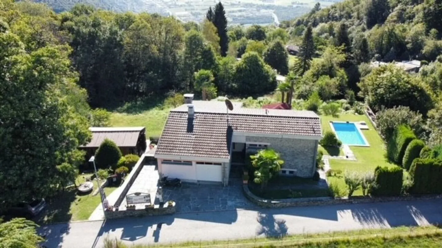 Geräumiges Haus mit Pool - Foto 3 von 29