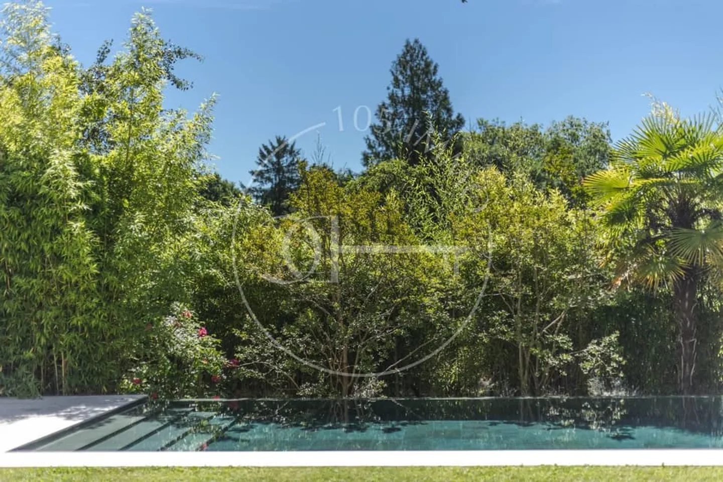 Stunning contemporary villa close to the city - Photo 1 of 6