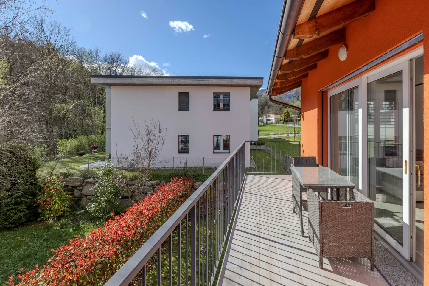 Appartement spacieux et moderne de 3,5 pièces avec une belle terrasse à Curio - Photo 3 sur 9