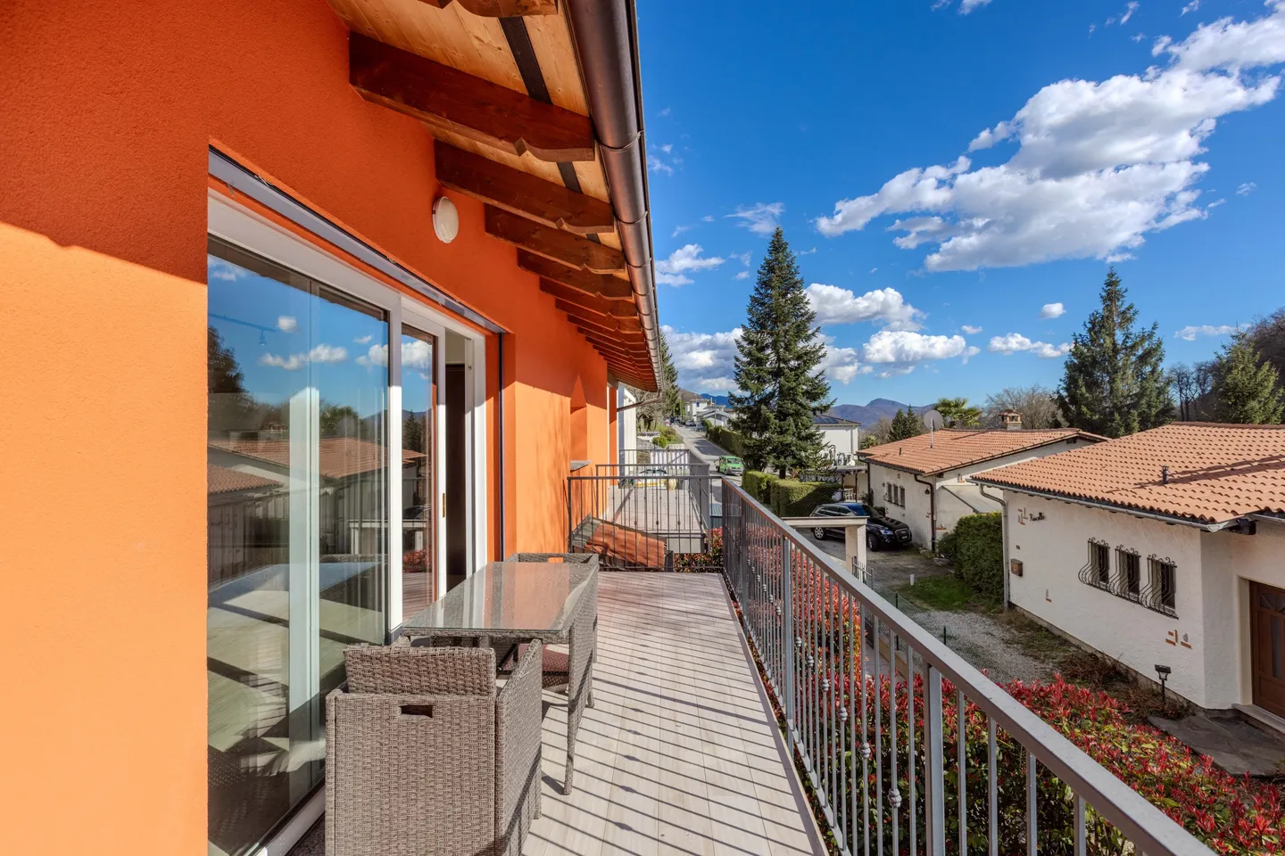 Appartement spacieux et moderne de 3,5 pièces avec une belle terrasse à Curio - Photo 4 sur 9