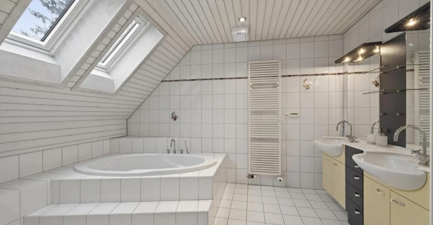 160 m² di superficie abitabile, camino accogliente e riscaldamento a pompa di calore - Foto 10 di 12