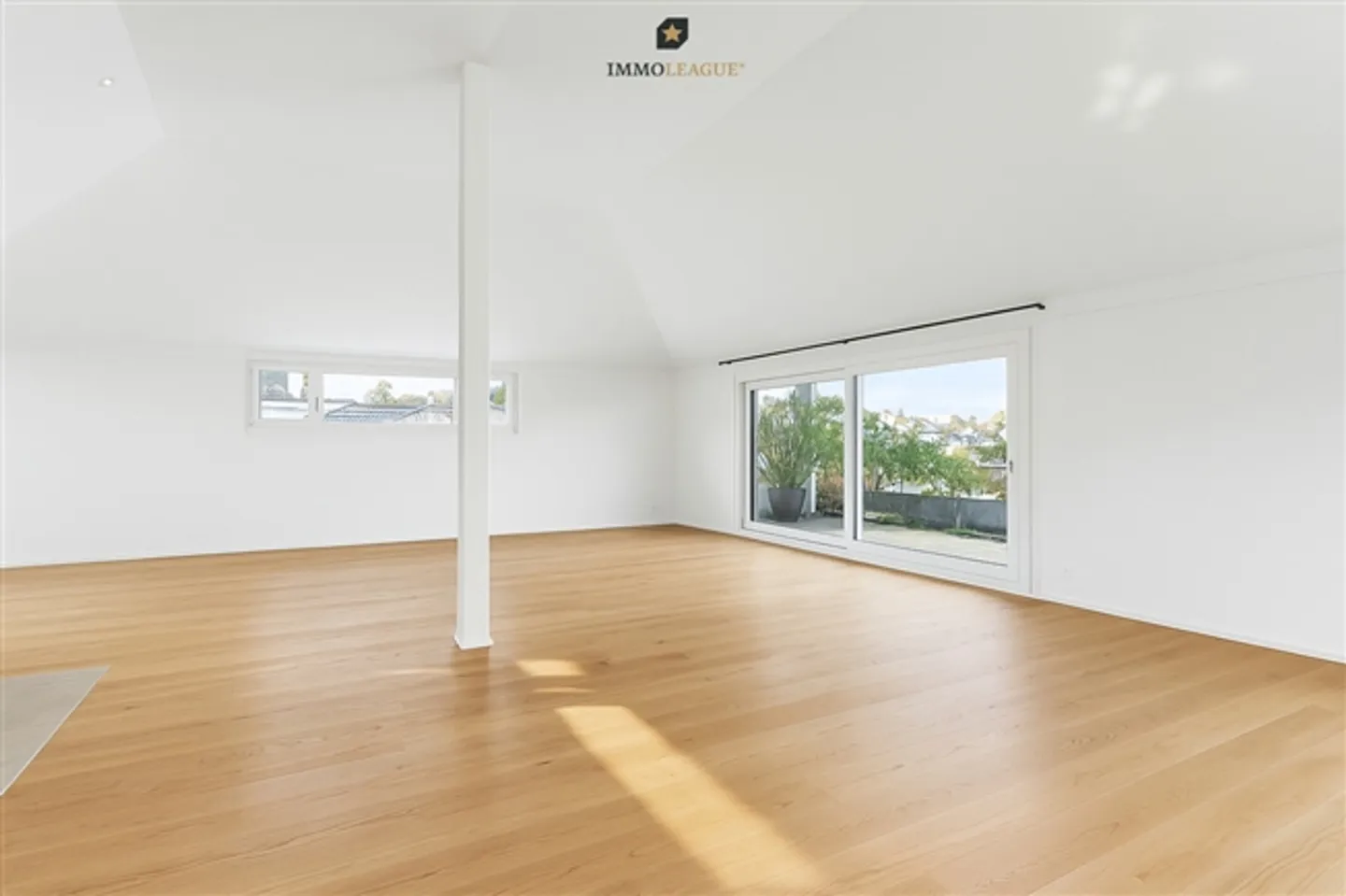 À seulement 500 mètres du lac. Rare appartement en attique avec espace et style. - Photo 4 sur 9