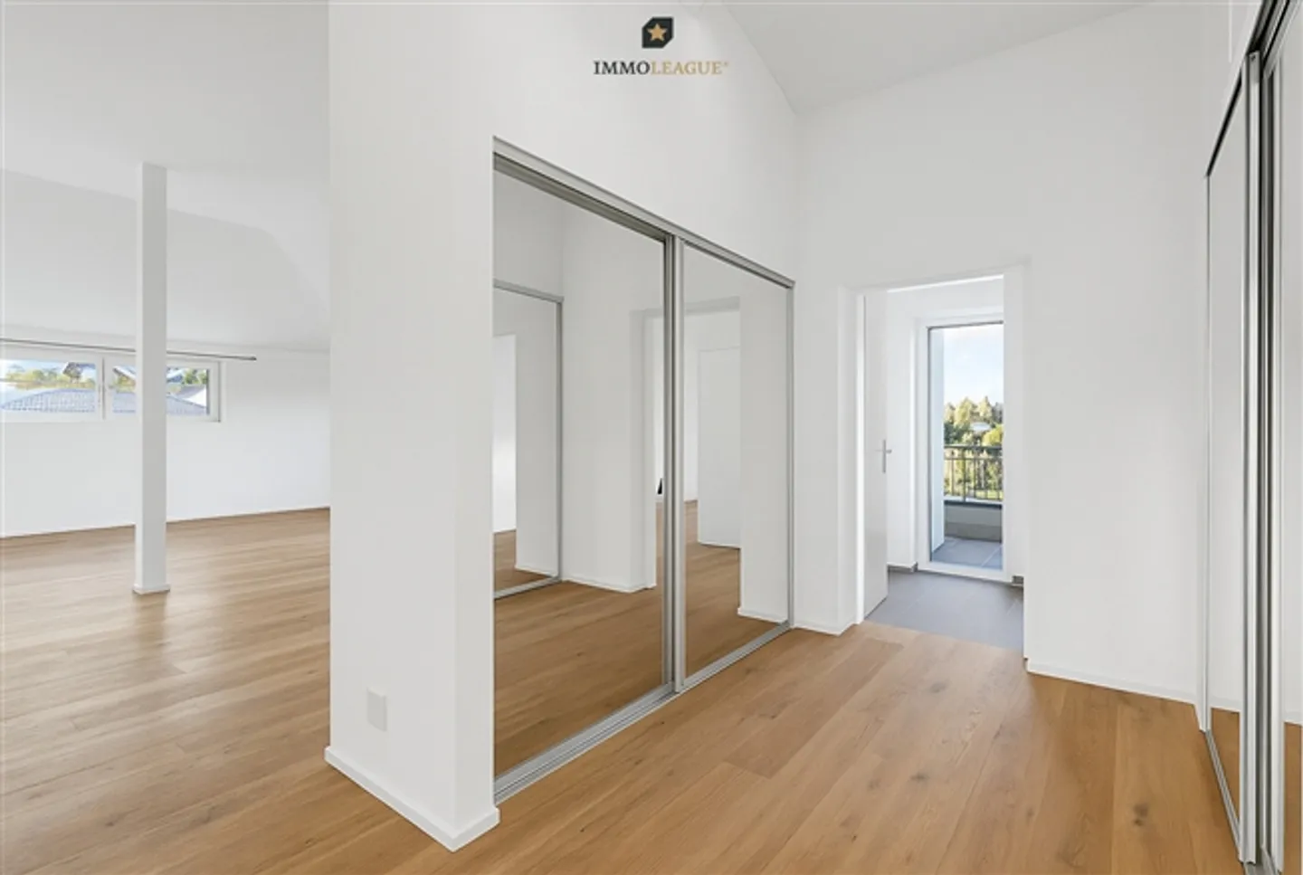 À seulement 500 mètres du lac. Rare appartement en attique avec espace et style. - Photo 6 sur 9