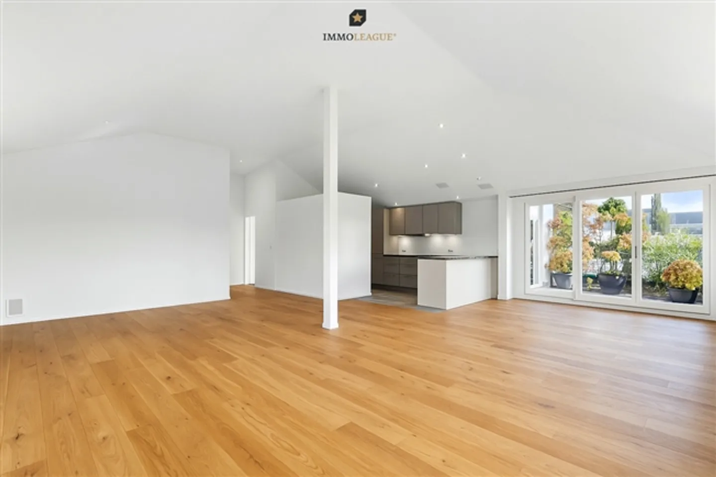 À seulement 500 mètres du lac. Rare appartement en attique avec espace et style. - Photo 2 sur 9