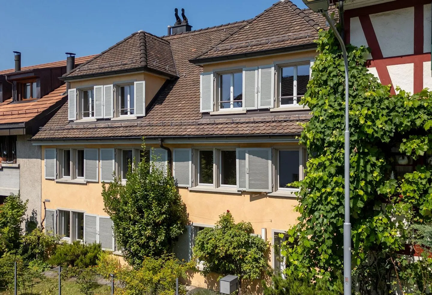 Spacious 10½-Room Row House in Zurich Riesbach - Photo 1 of 10