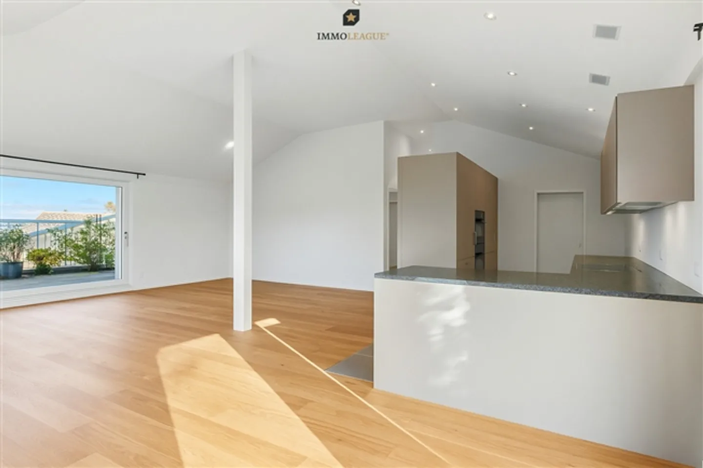 À seulement 500 mètres du lac. Rare appartement en attique avec espace et style. - Photo 3 sur 9