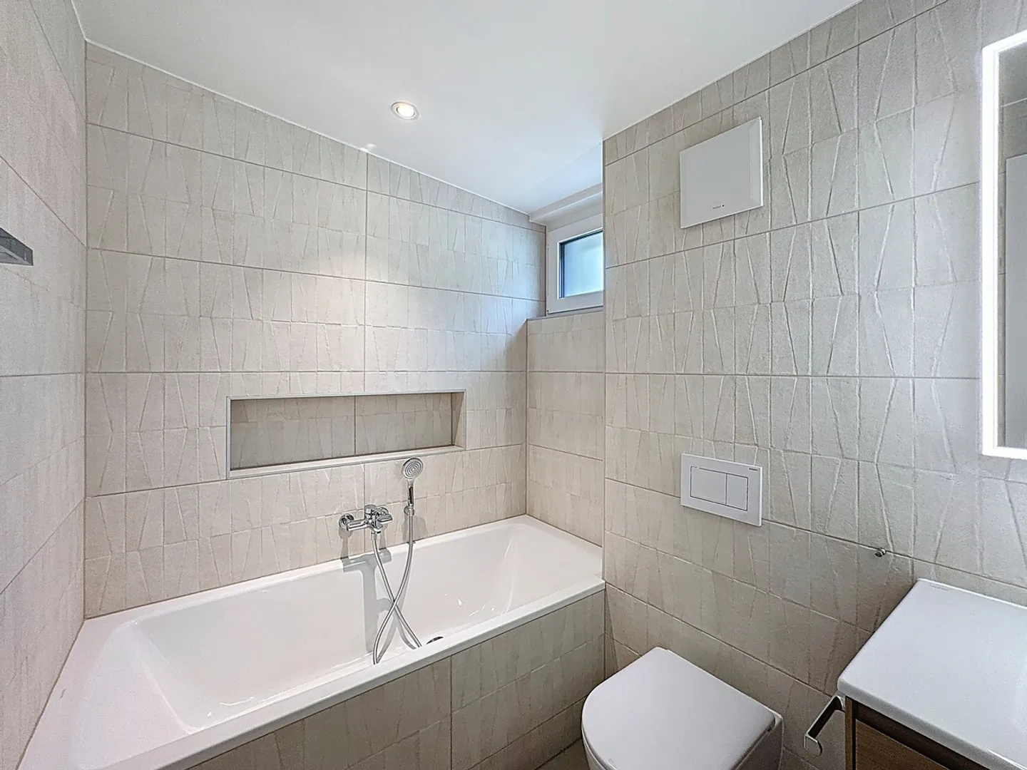 Elegant Villa with Lake View - Photo 7 of 9