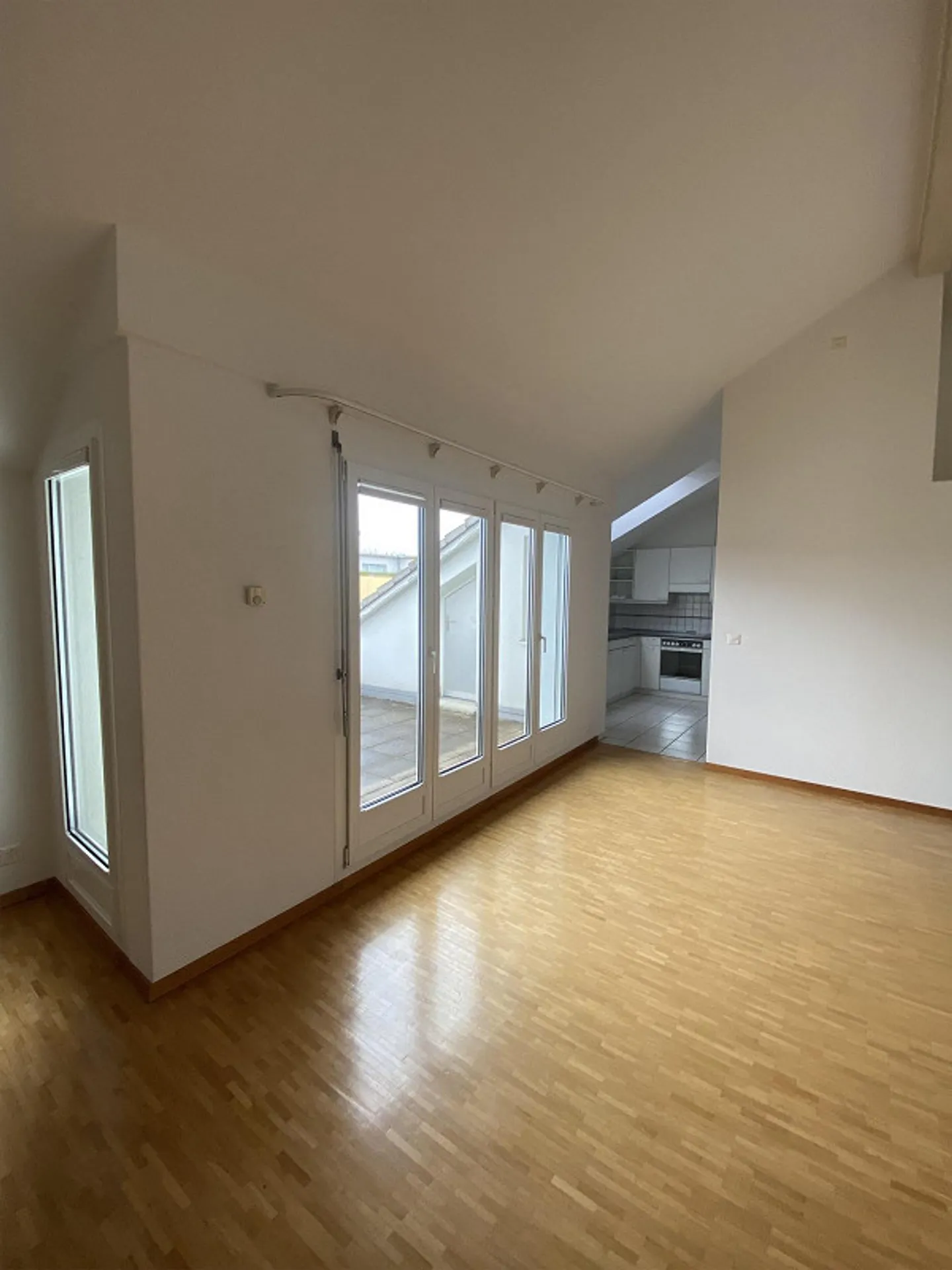 Geräumige Dachwohnung mit Terrasse - Foto 2 von 10