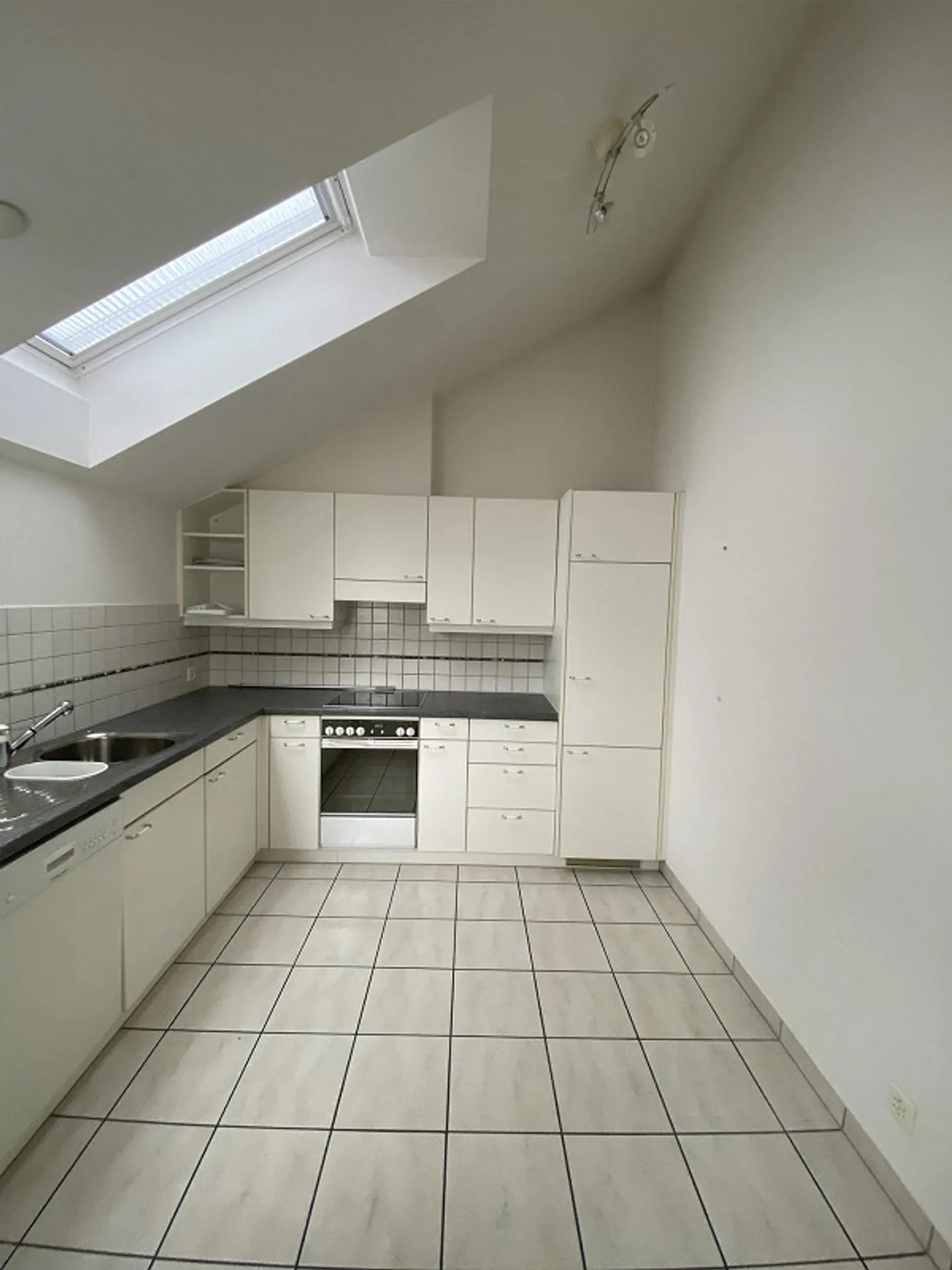 Geräumige Dachwohnung mit Terrasse - Foto 4 von 10
