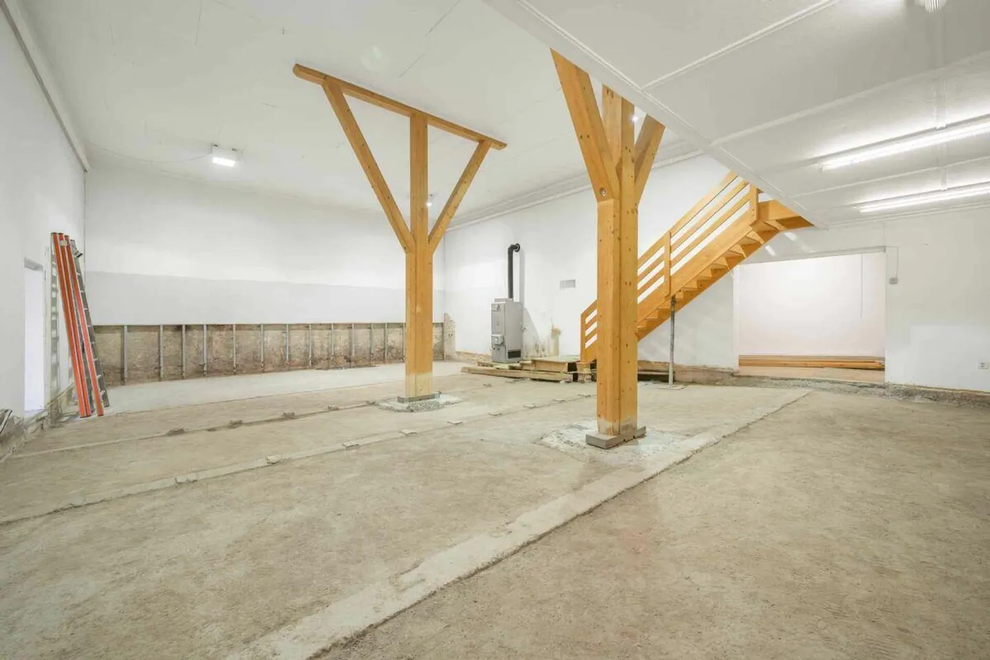 Former cinema hall as commercial or storage space centrally located, ground level... - Photo 1 of 3
