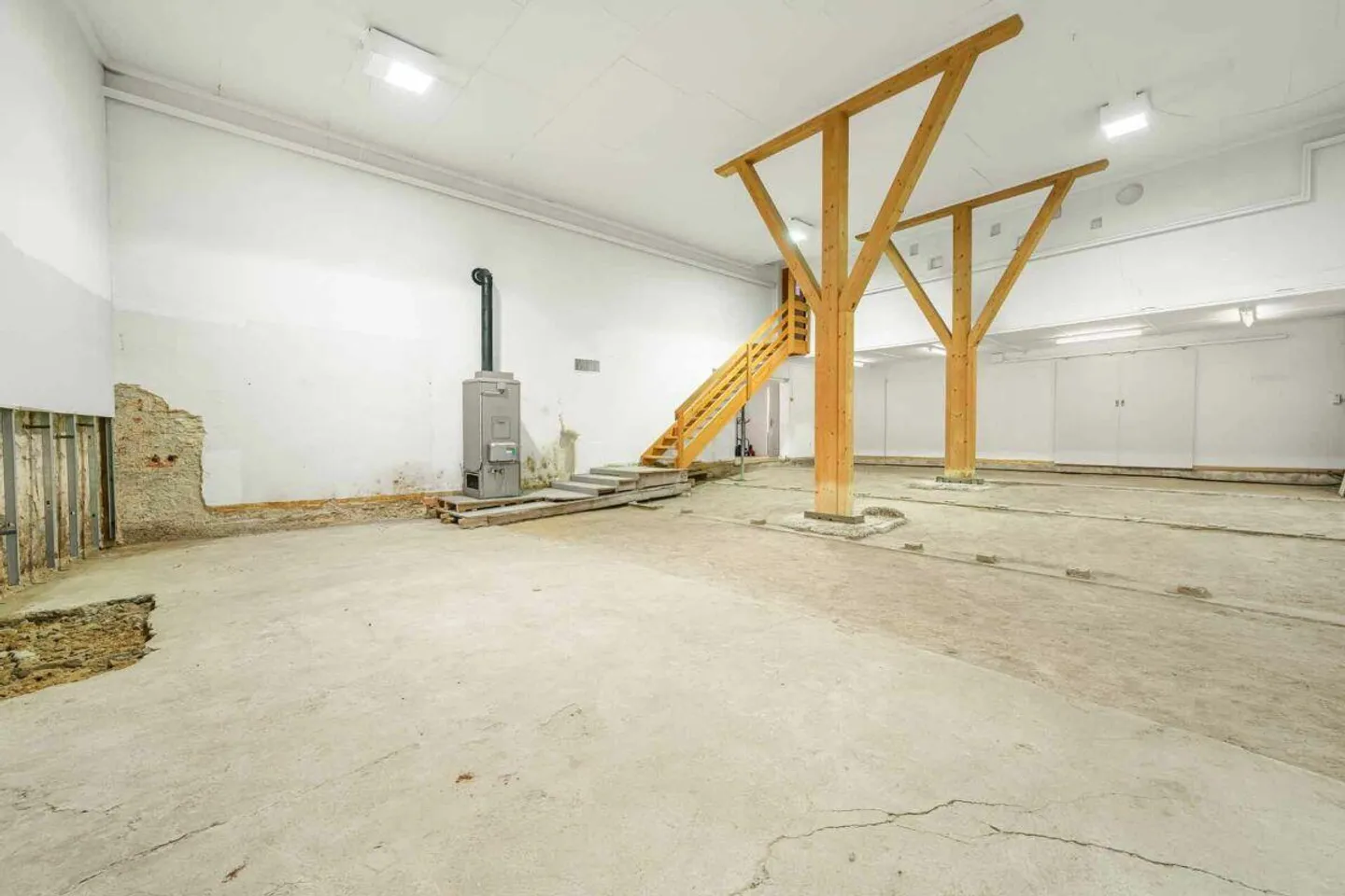 Former cinema hall as commercial or storage space centrally located, ground level... - Photo 2 of 3