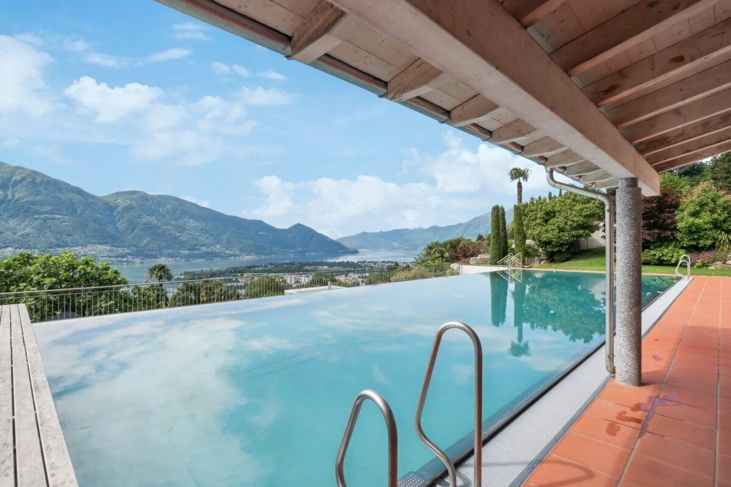 Abitare come in vacanza: Villa con piscina a sfioro e vista lago - Foto 1 di 14