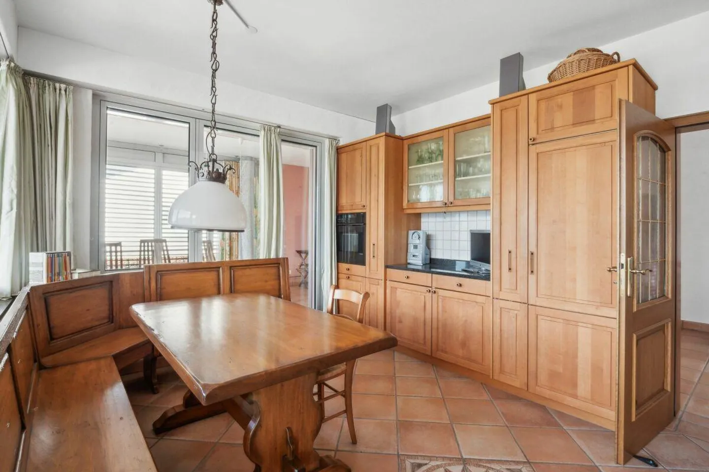 Abitare come in vacanza: Villa con piscina a sfioro e vista lago - Foto 8 di 14