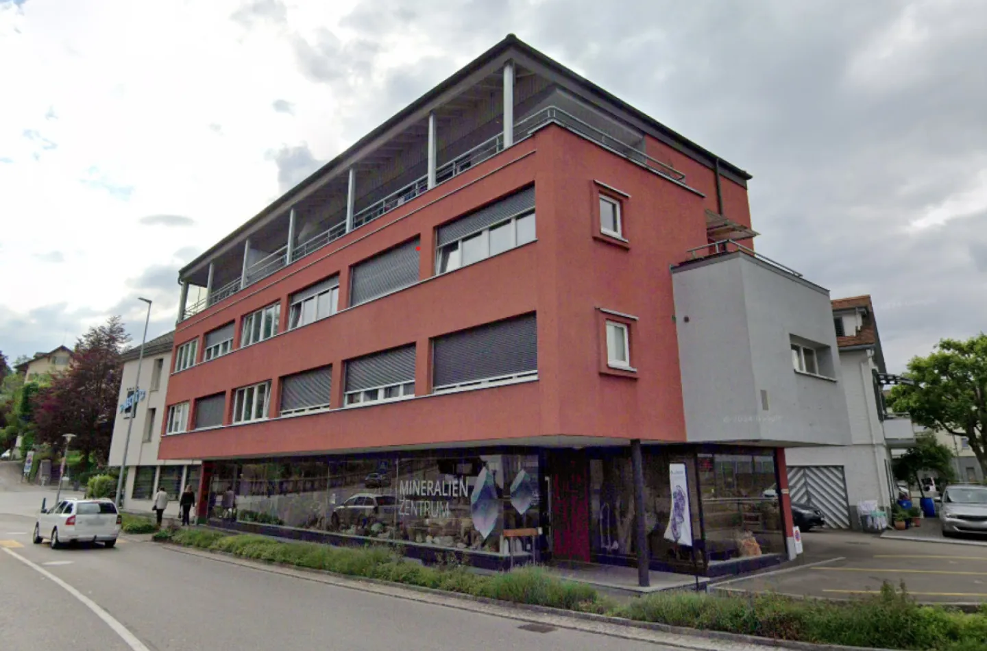 Sales store in a high-visibility location - Photo 1 of 4