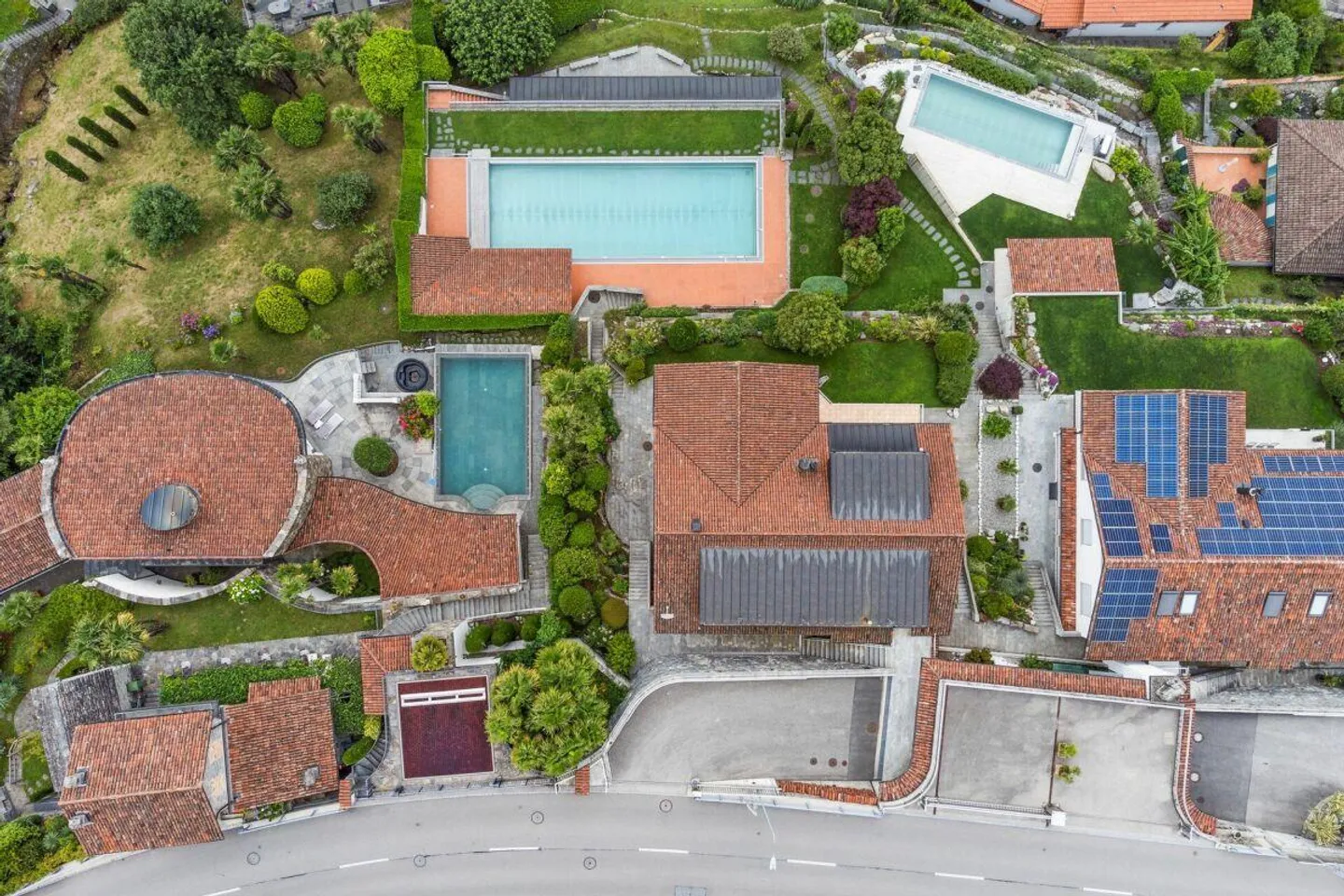 Abitare come in vacanza: Villa con piscina a sfioro e vista lago - Foto 10 di 14