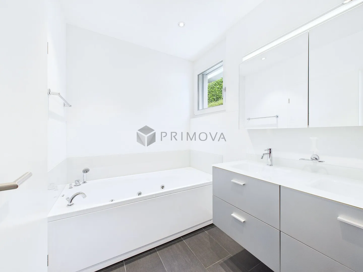 Limitless living experience in light-flooded large rooms - Photo 8 of 12