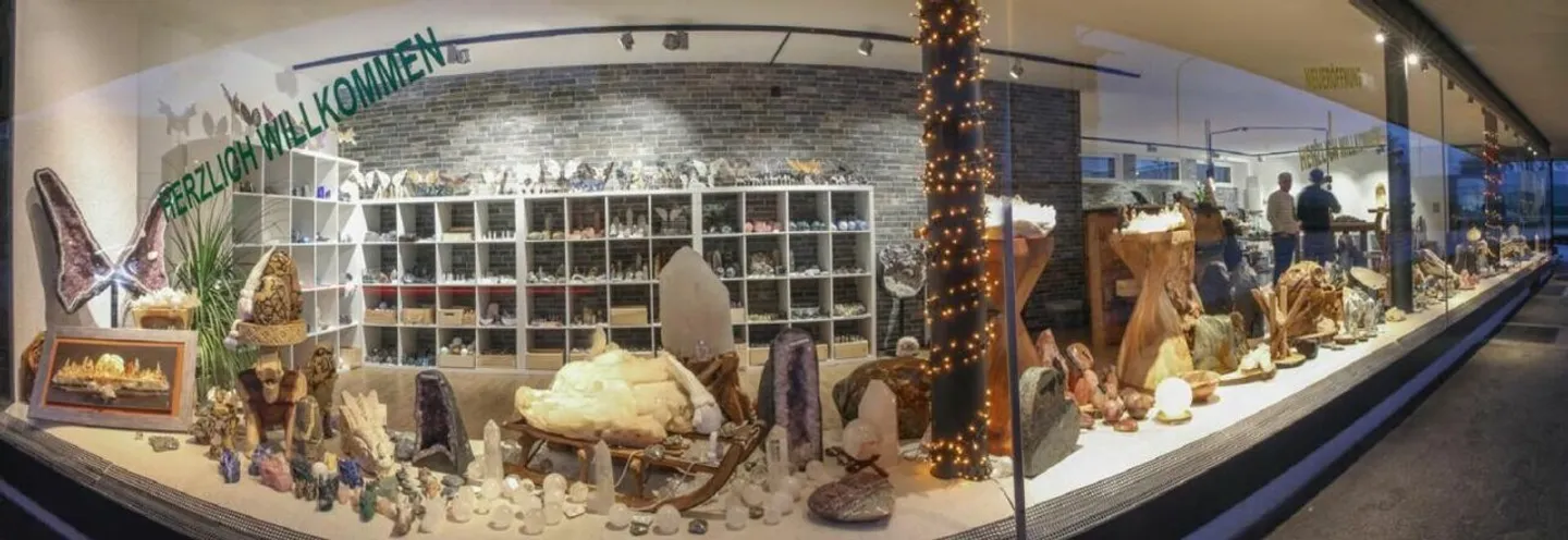 Sales store in a high-visibility location - Photo 2 of 4