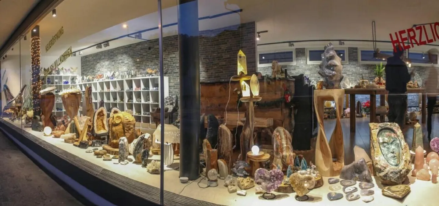 Sales store in a high-visibility location - Photo 3 of 4