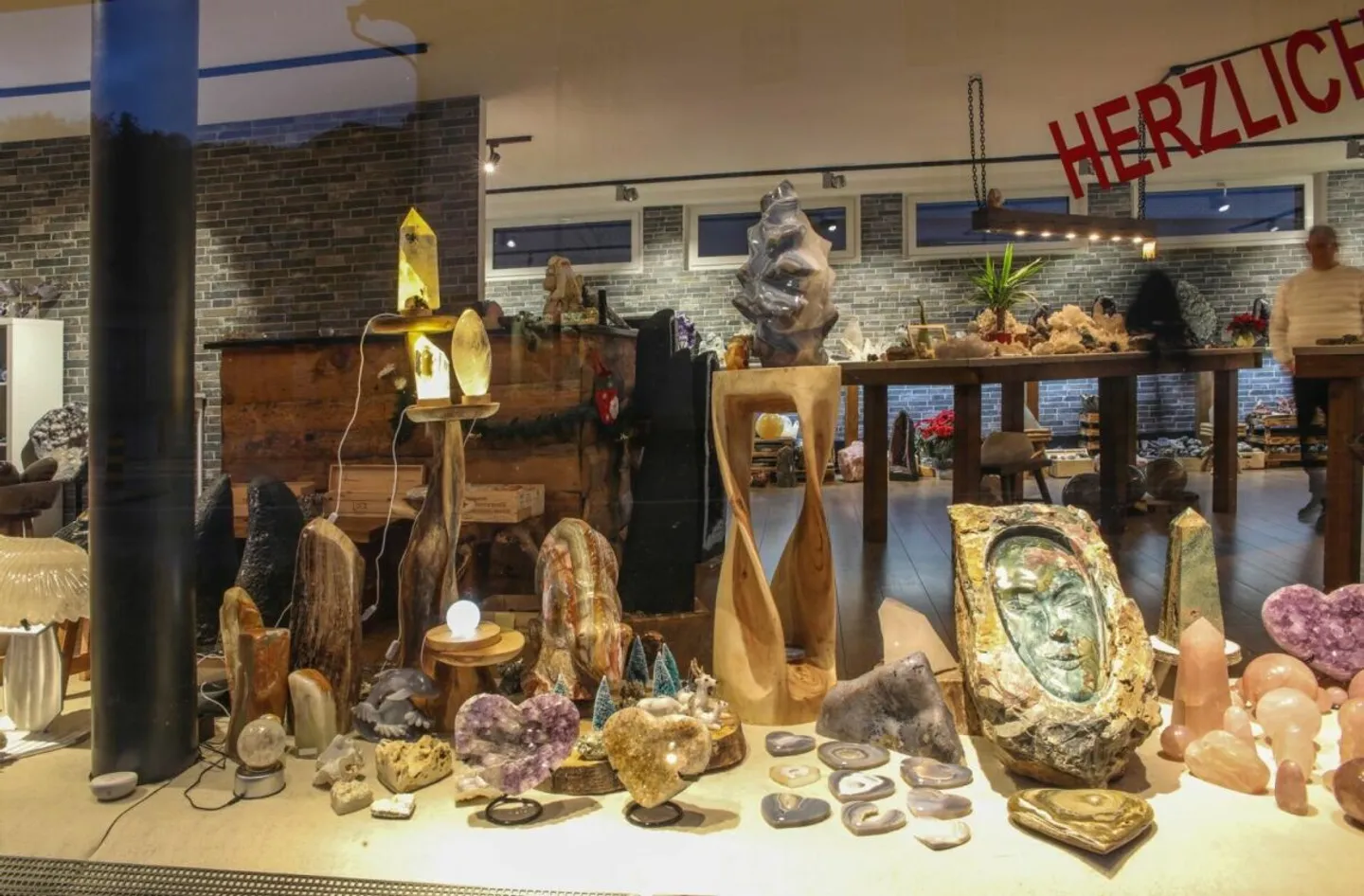 Sales store in a high-visibility location - Photo 4 of 4