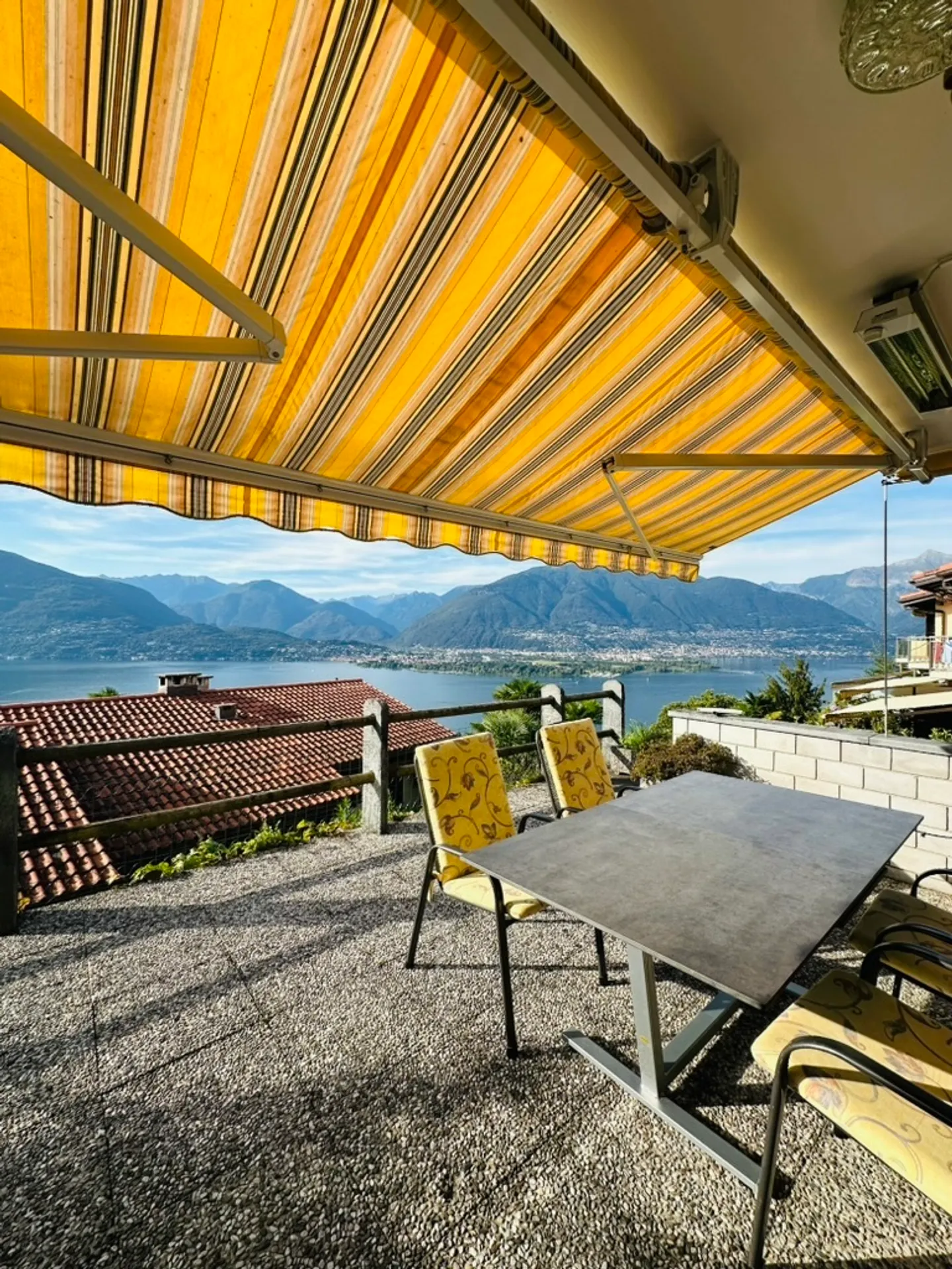 Casa unifamiliare con piscina all'aperto e vista lago - Foto 2 di 20