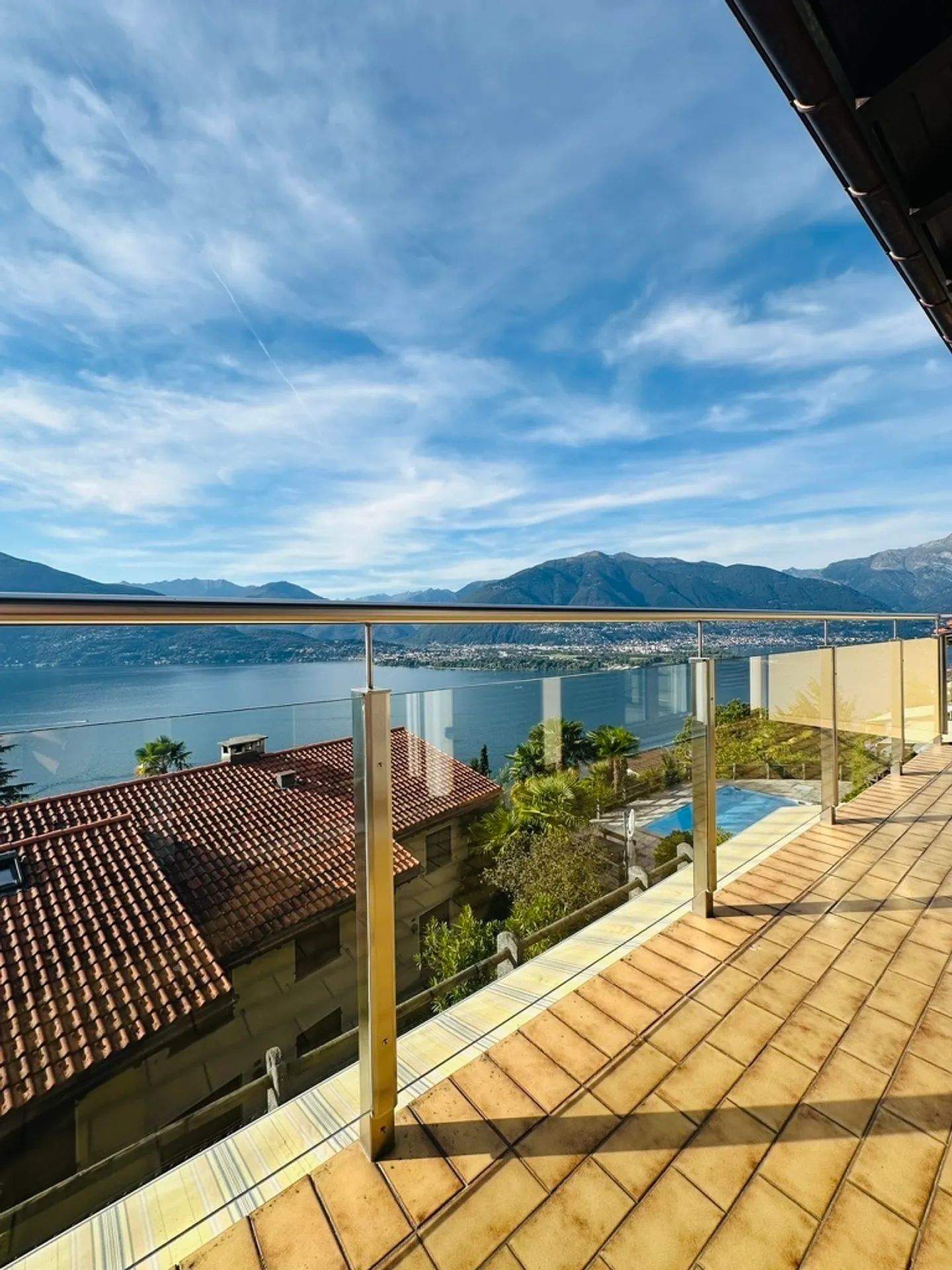 Casa unifamiliare con piscina all'aperto e vista lago - Foto 1 di 20