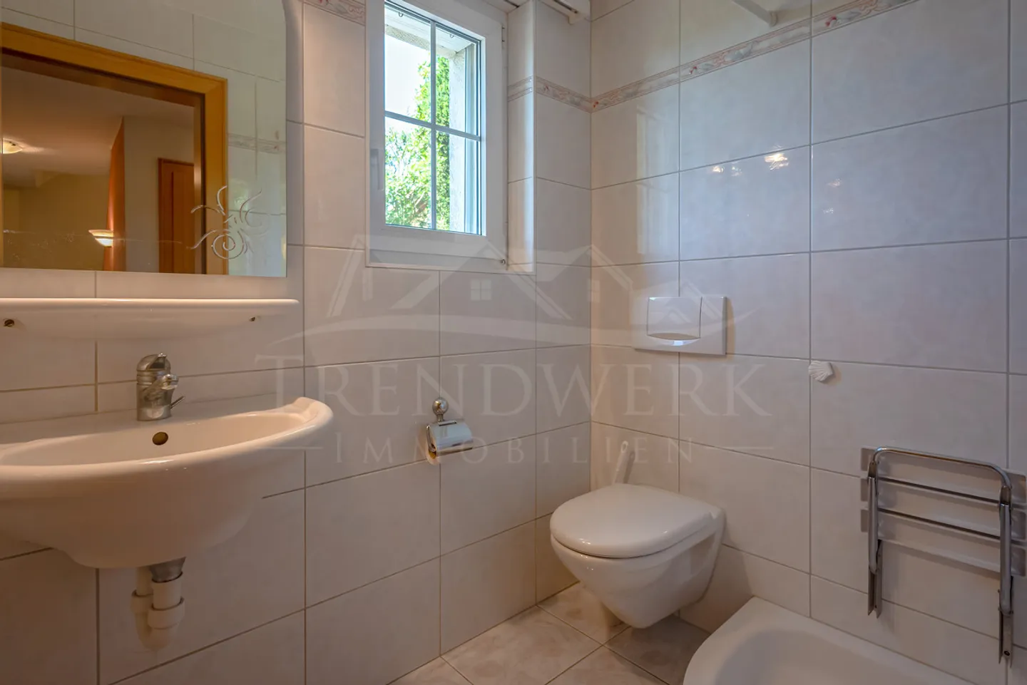 Casa bifamiliare di 4,5 stanze con molto spazio e giardino a Niedermuhlern - Foto 4 di 11