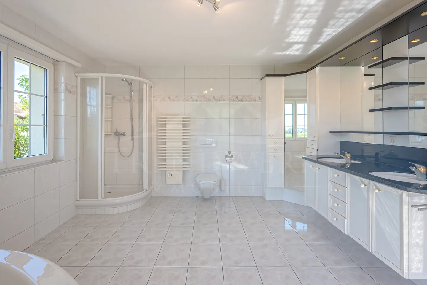 Casa bifamiliare di 4,5 stanze con molto spazio e giardino a Niedermuhlern - Foto 5 di 11