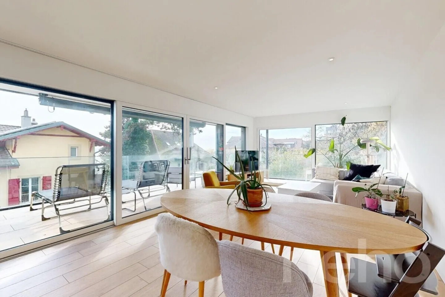 Wunderschöne moderne 4,5-Zimmer-Wohnung mit Terrasse, Aussicht und Garage! - Foto 3 von 12