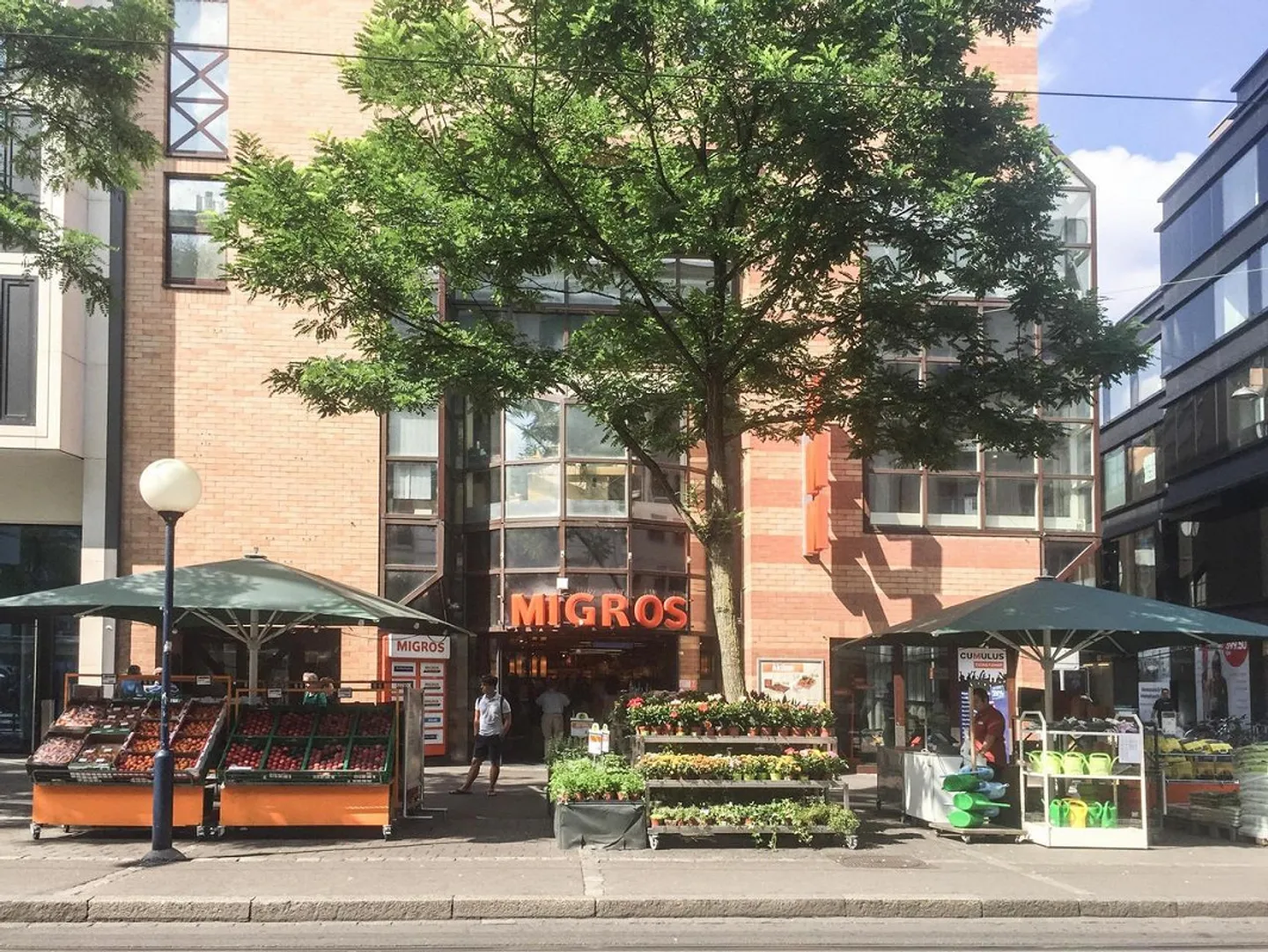 Unité commerciale de 130m² dans un centre commercial - Migros Claramarkt - Photo 1 sur 4