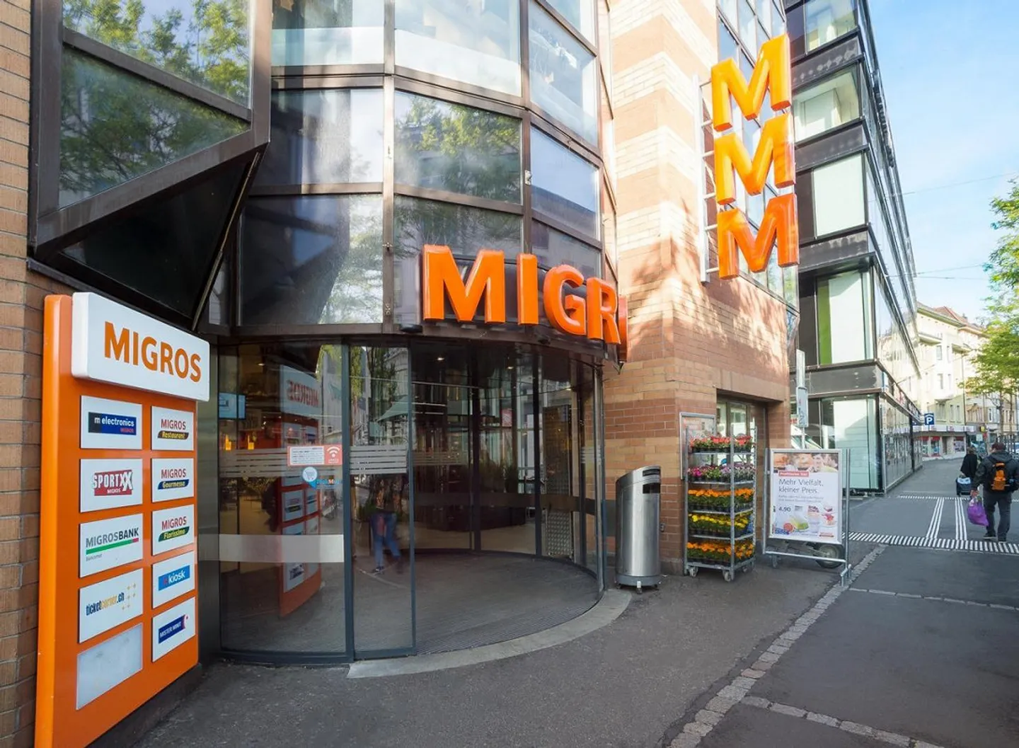 Unité commerciale de 130m² dans un centre commercial - Migros Claramarkt - Photo 2 sur 4