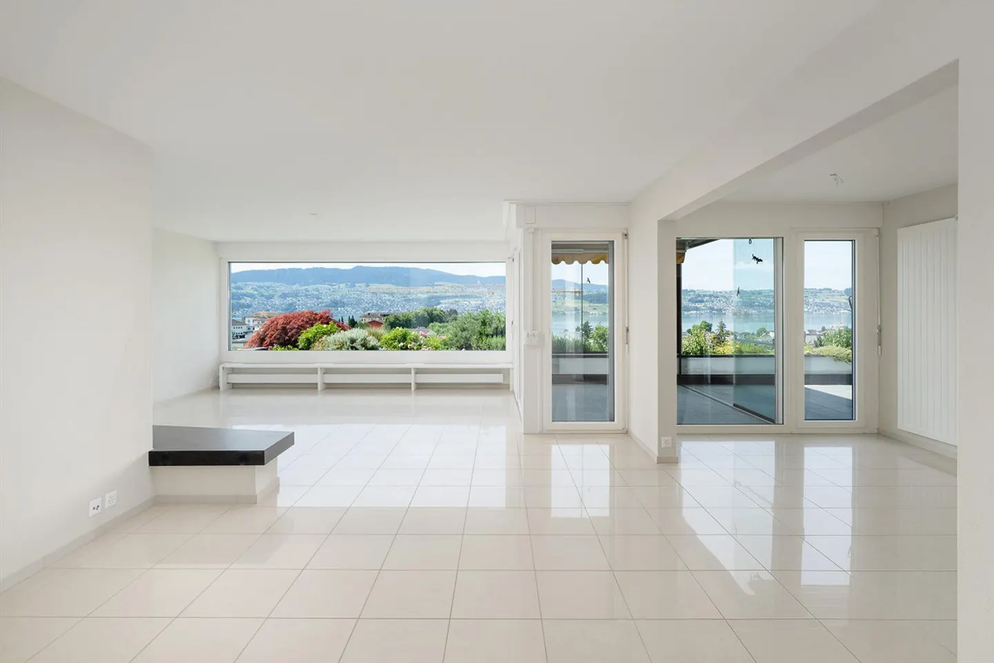 Living with unobstructed lake view - Photo 3 of 8