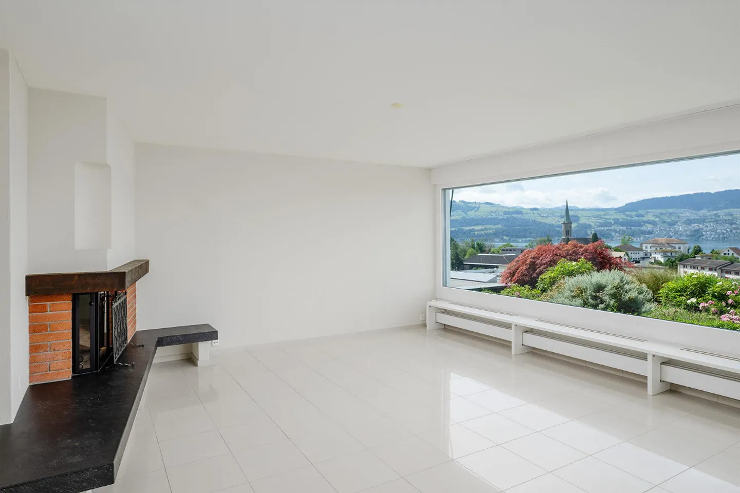 Living with unobstructed lake view - Photo 4 of 8