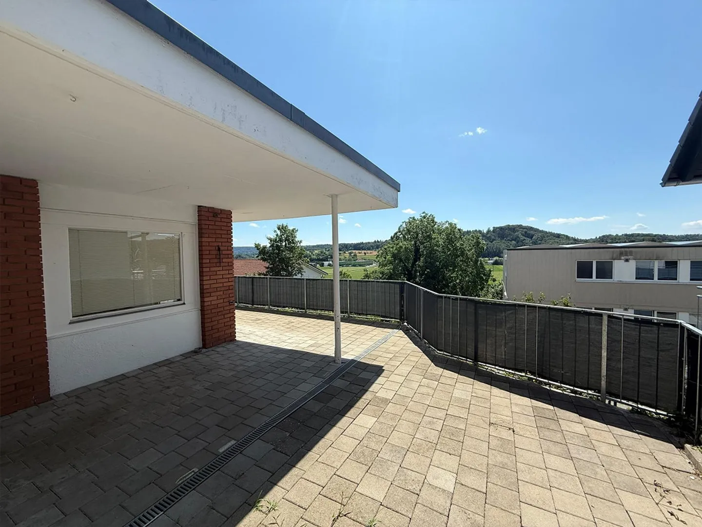 Casa unifamiliare di 5,5 stanze con grande terrazza solare e potenziale - Foto 2 di 6