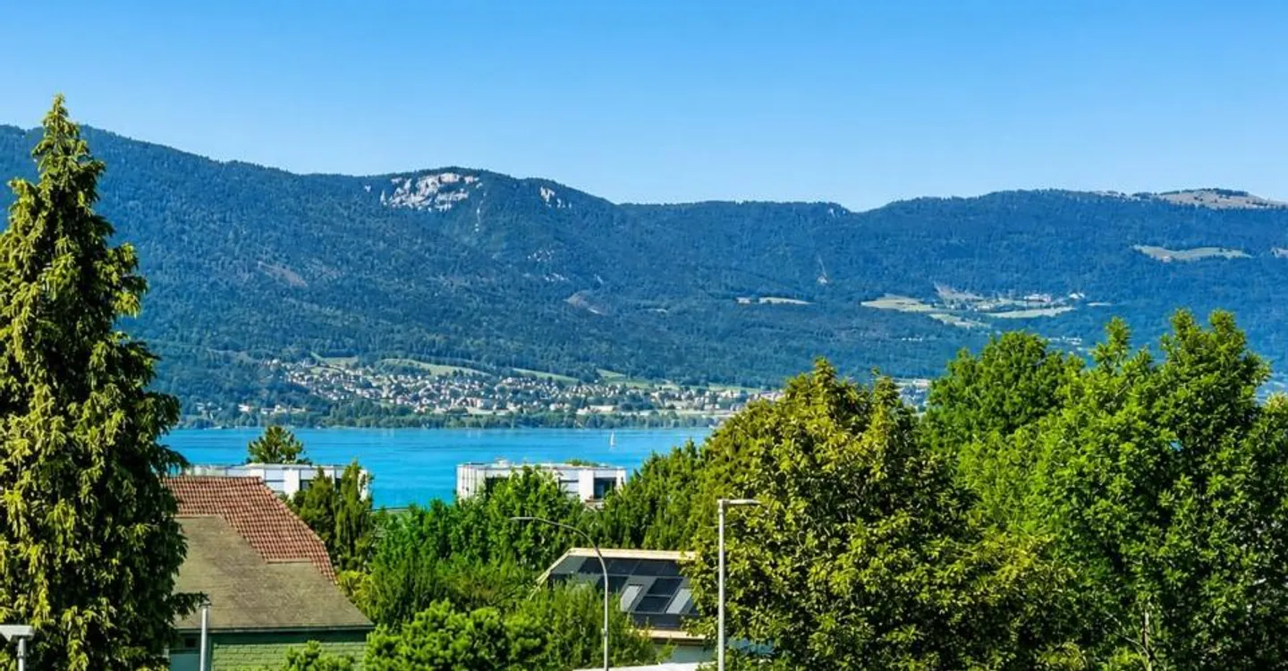 Renovierte Dachgeschosswohnung mit Seeblick - Foto 1 von 13