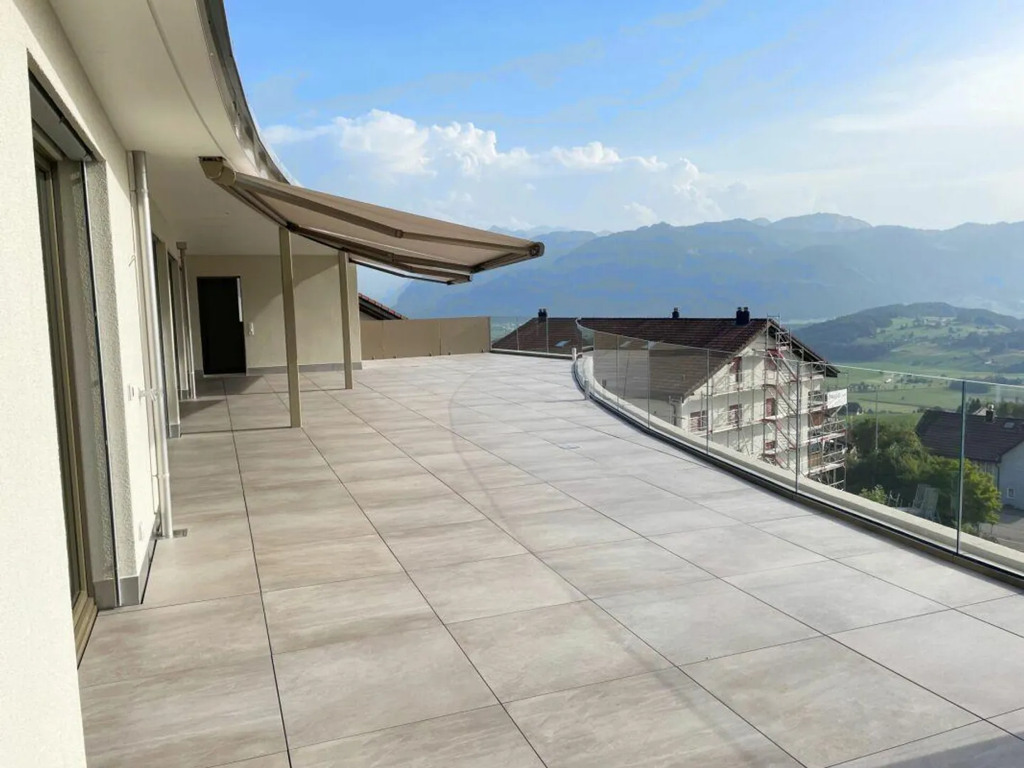 Appartement penthouse luxueux de 5,5 pièces avec vue sur le lac et les montagnes - Photo 1 sur 14