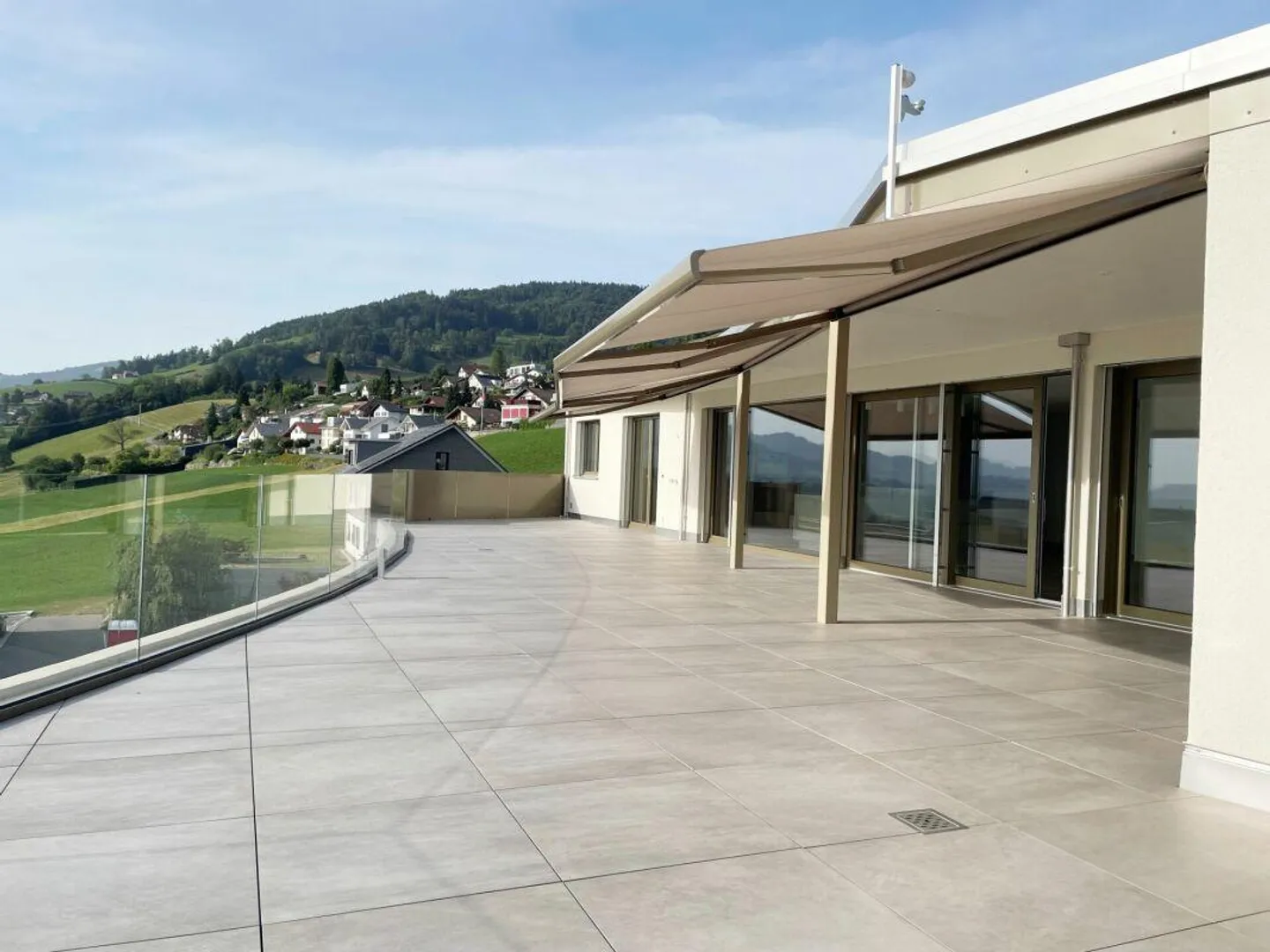 Appartement penthouse luxueux de 5,5 pièces avec vue sur le lac et les montagnes - Photo 2 sur 14