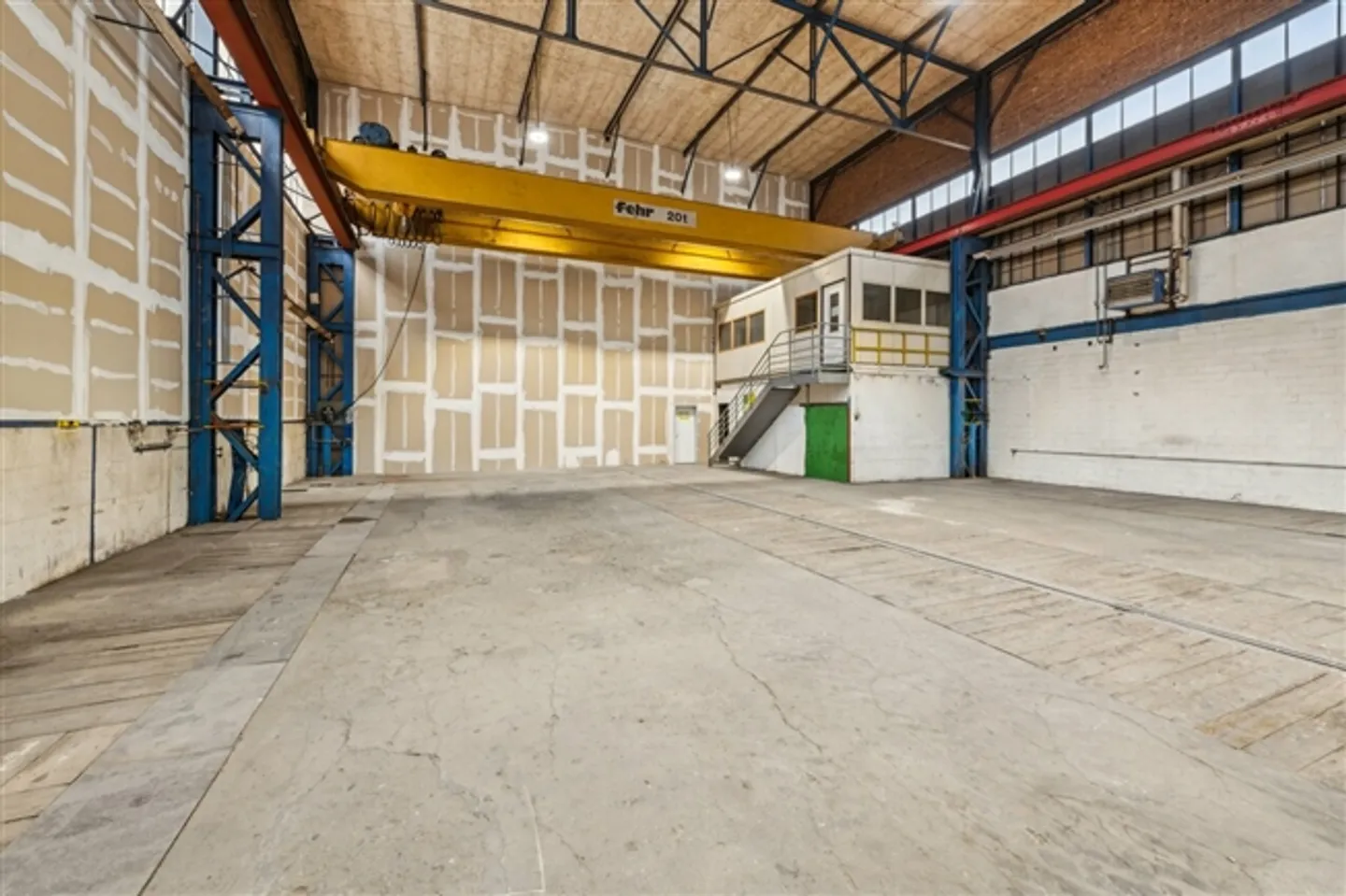 Spacious industrial hall with versatile usage options - Photo 4 of 7