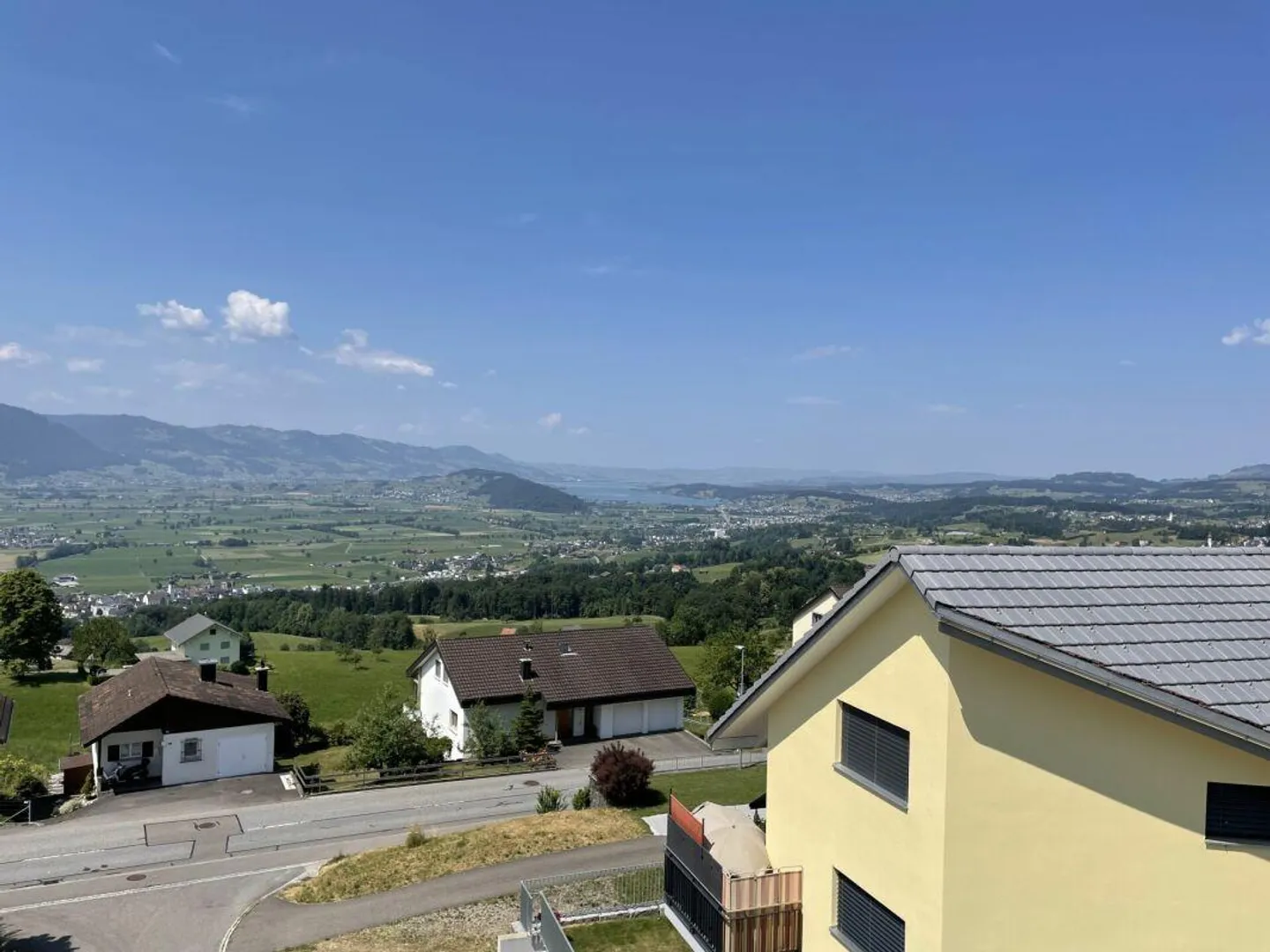 Appartement penthouse luxueux de 5,5 pièces avec vue sur le lac et les montagnes - Photo 3 sur 14