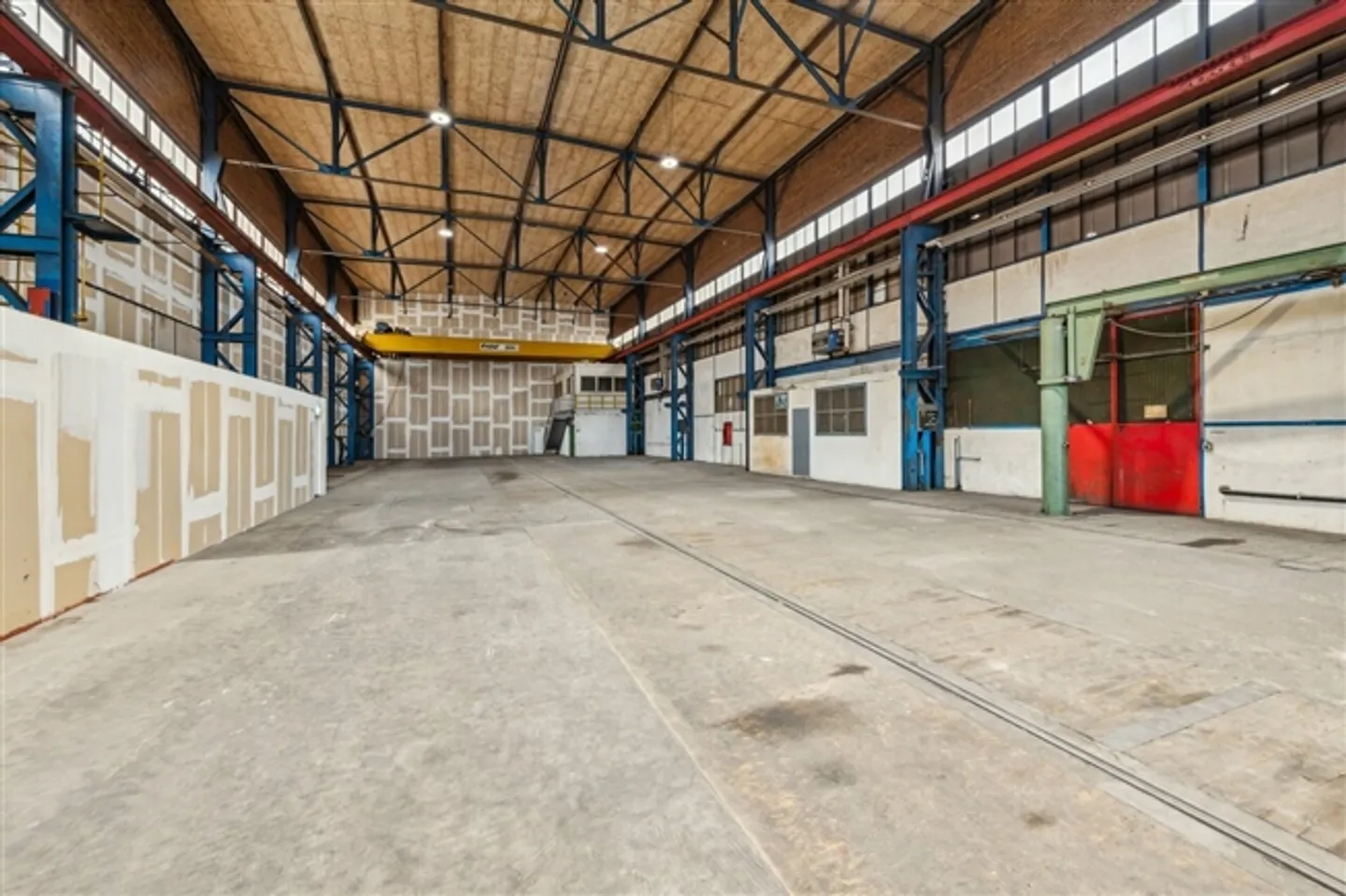 Spacious industrial hall with versatile usage options - Photo 6 of 7