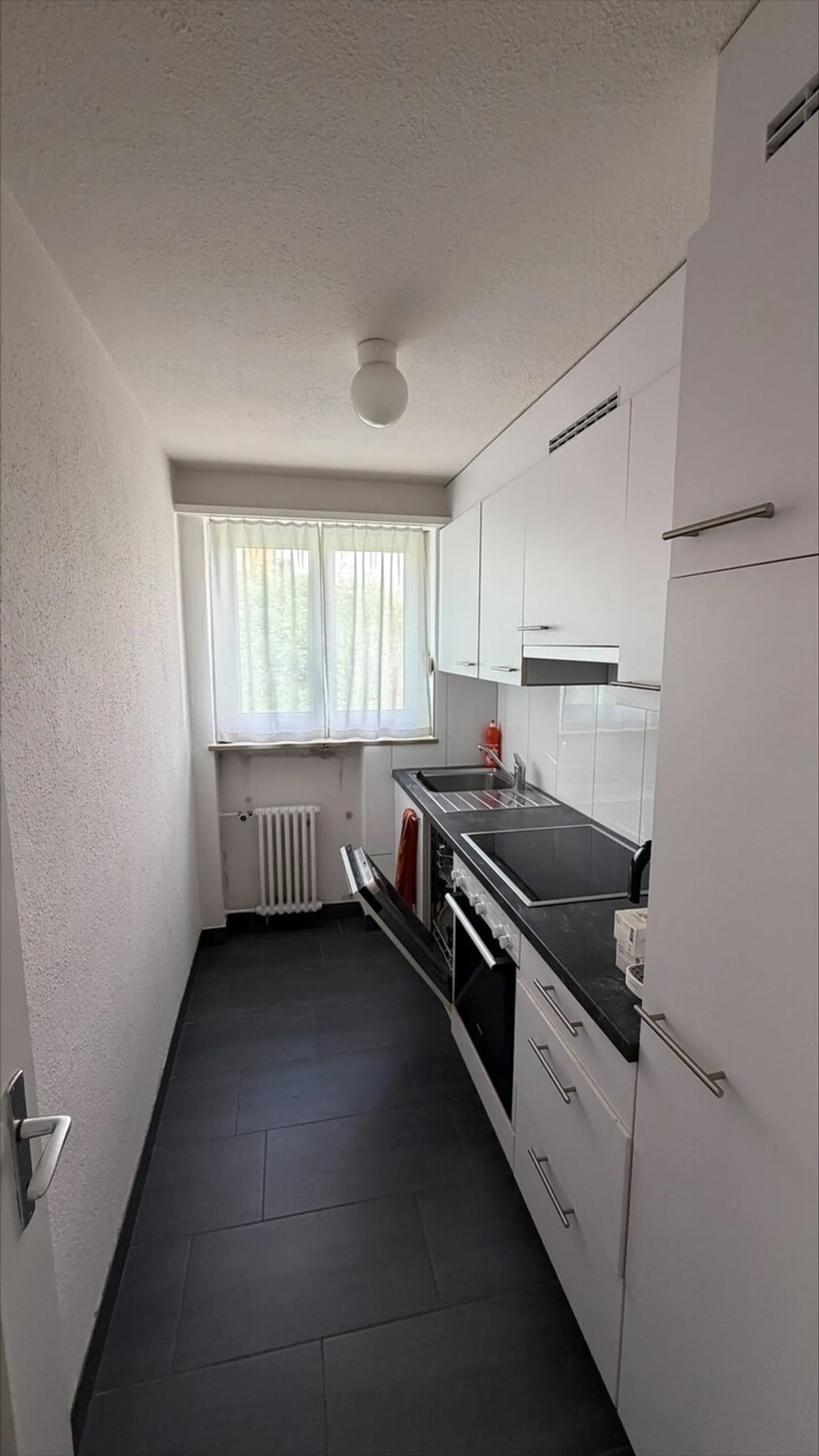 Up-To-Date Single Apartment - Photo 3 of 6