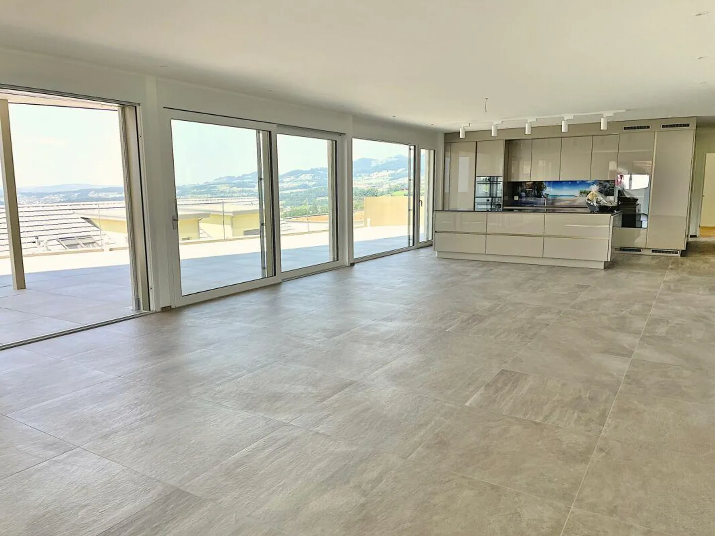 Appartement penthouse luxueux de 5,5 pièces avec vue sur le lac et les montagnes - Photo 6 sur 14