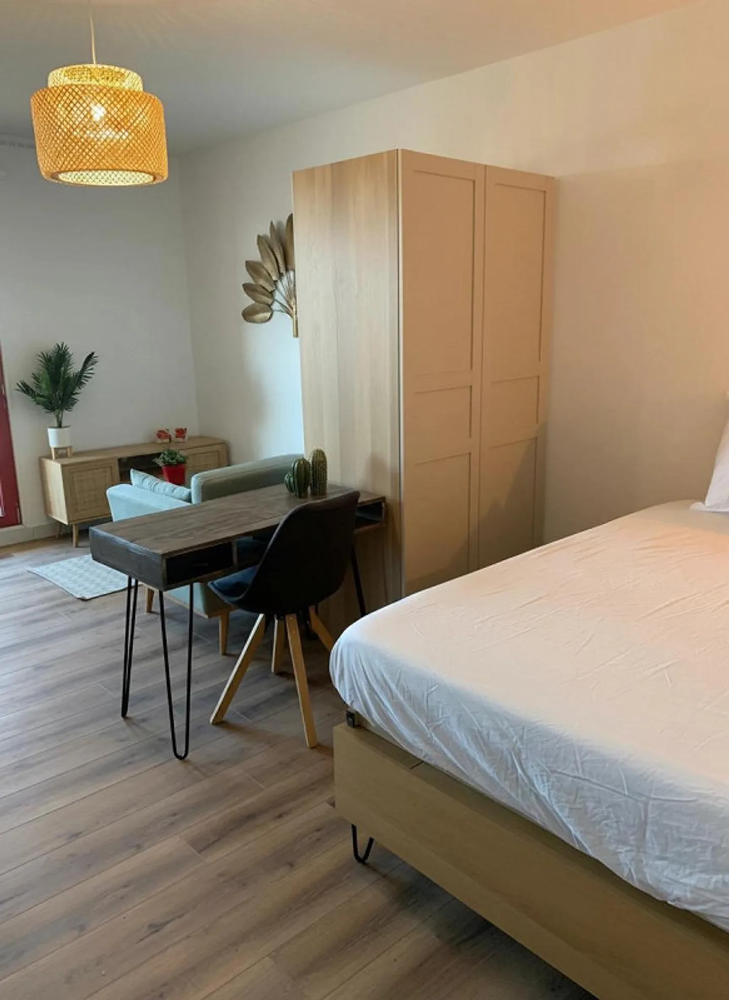 Studio lumineux avec cuisine équipée - Photo 2 sur 4