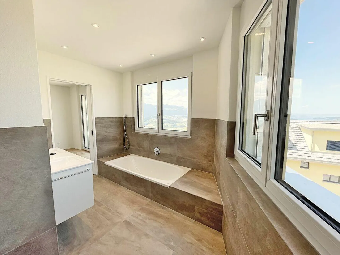 Appartement penthouse luxueux de 5,5 pièces avec vue sur le lac et les montagnes - Photo 10 sur 14