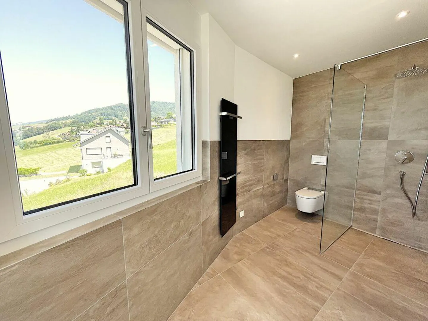 Appartement penthouse luxueux de 5,5 pièces avec vue sur le lac et les montagnes - Photo 11 sur 14