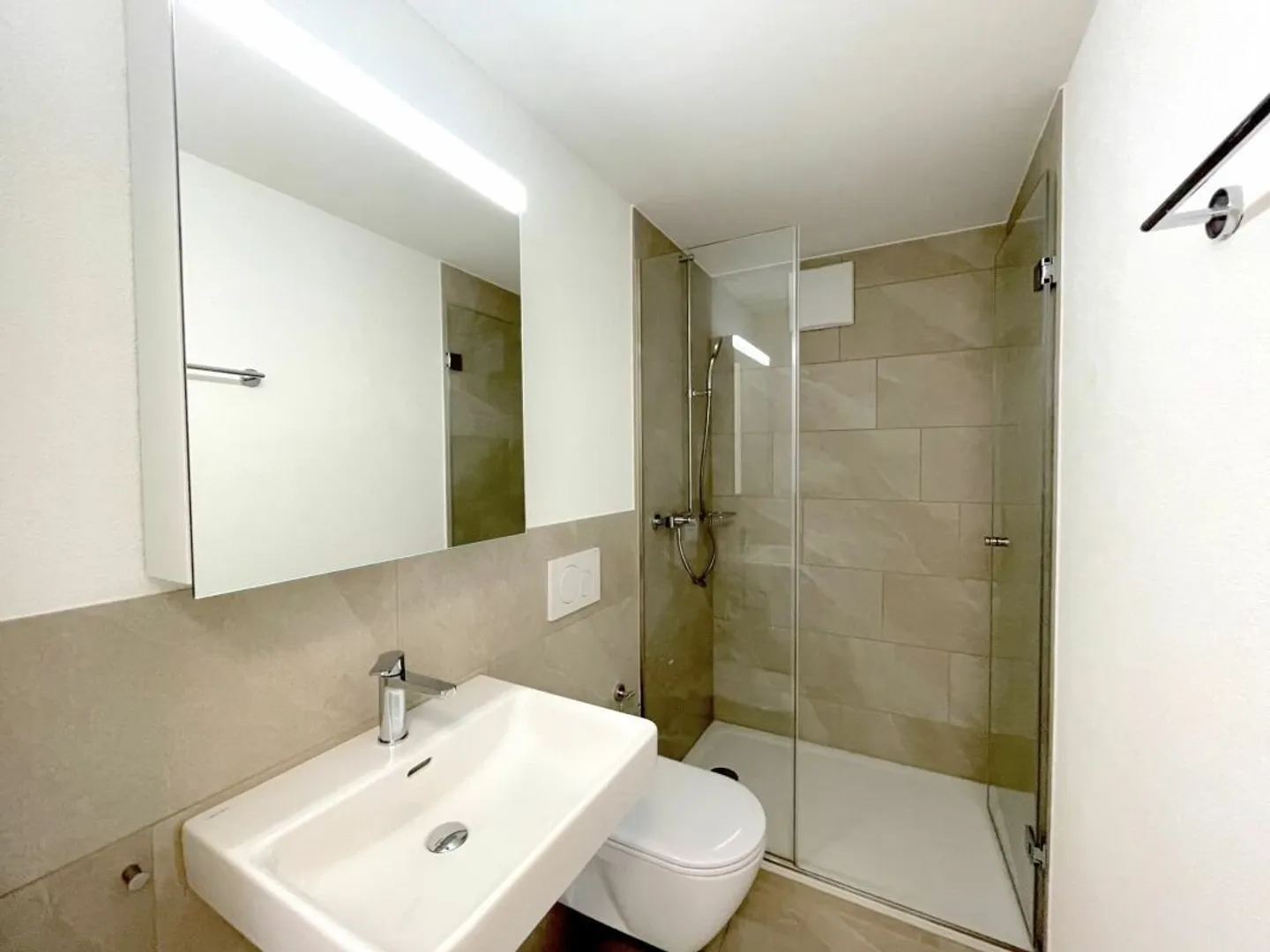 CENTRAL - MODERN - RENOVATED - Photo 5 of 8