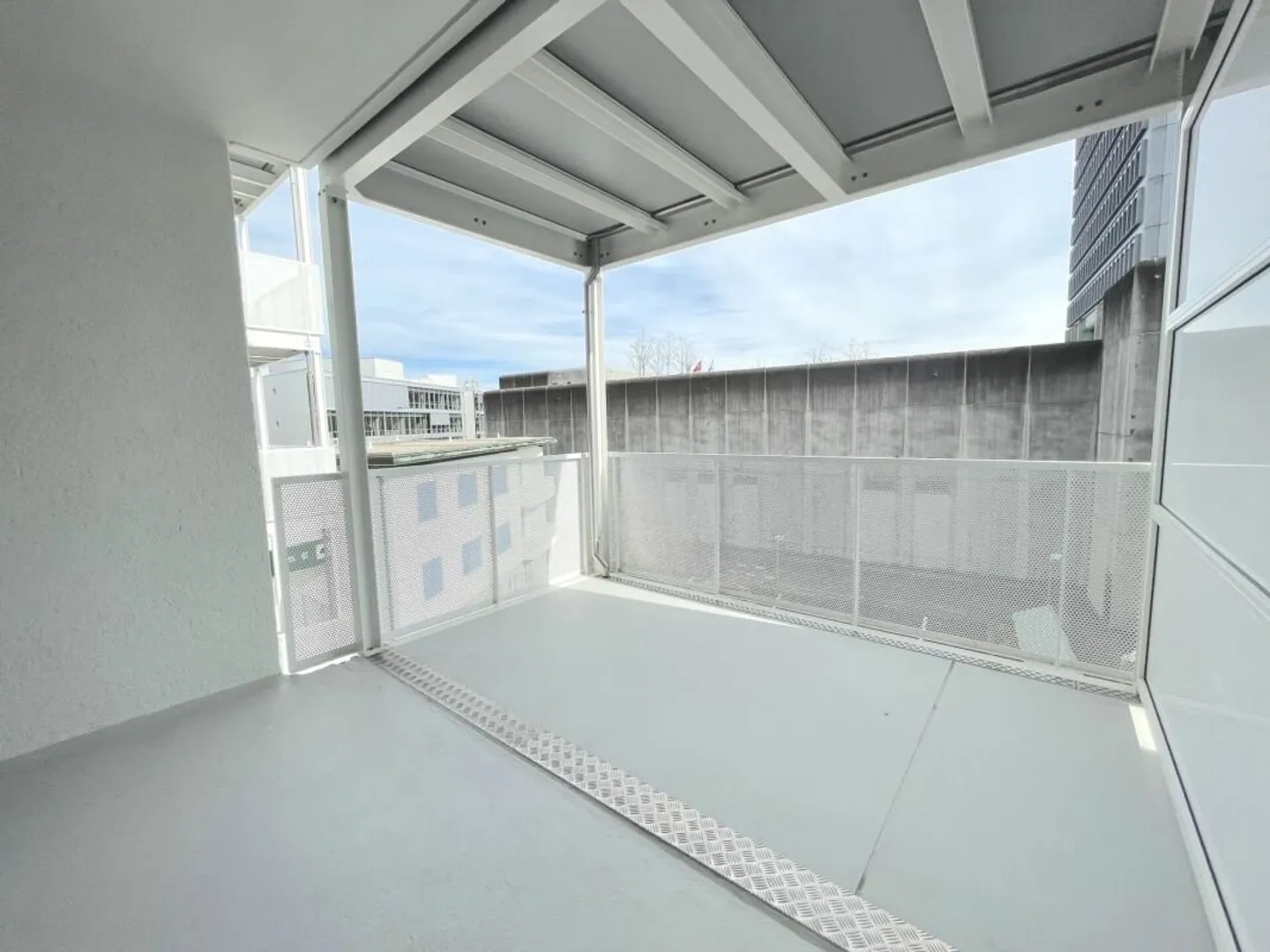 CENTRAL - MODERN - RENOVATED - Photo 7 of 8