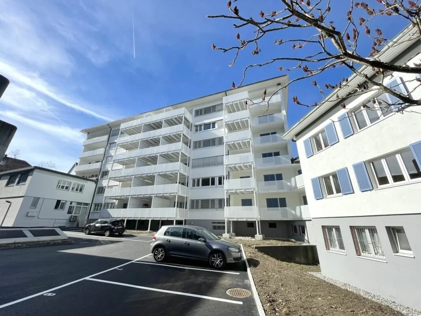 CENTRAL - MODERN - RENOVATED - Photo 8 of 8