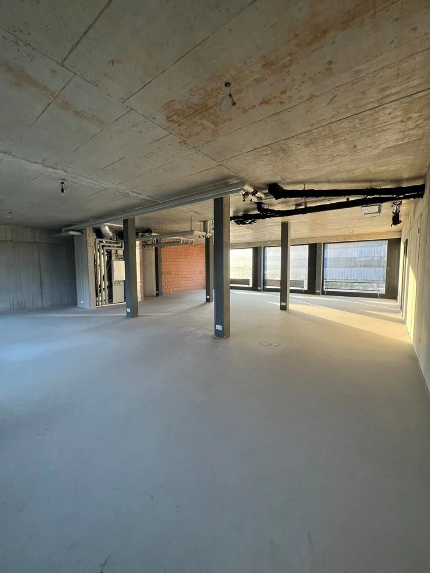 Mixed-use building for rent - Photo 2 of 4