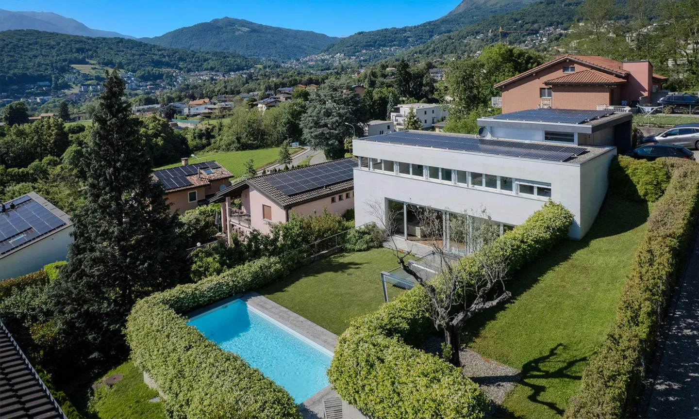 Bella villa moderna con 6,5 camere e piscina a Cadro - Foto 1 di 9