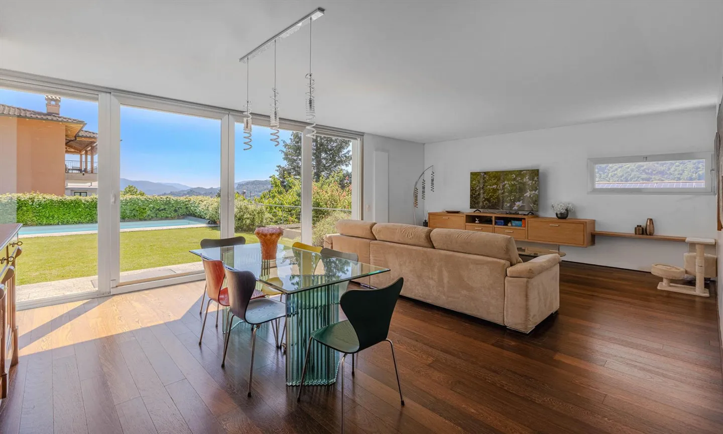 Bella villa moderna con 6,5 camere e piscina a Cadro - Foto 2 di 9